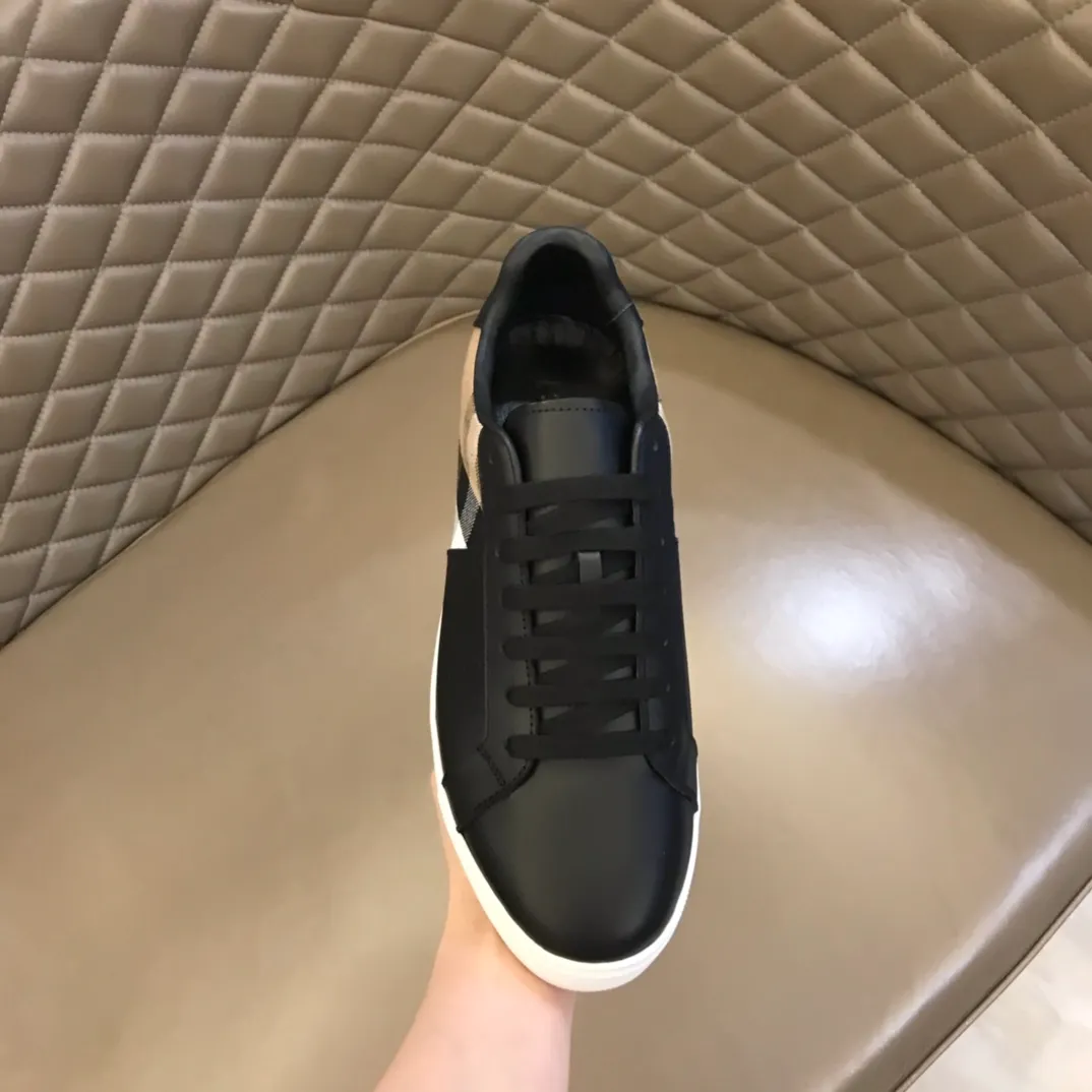 p400 "BURBERR*" men's classic low-top sneakers are reinterpreted in Vintage checkered cotton and cowhide materials, decorated with a new brand logo. First-layer sheepskin lining, embossed Burberry logo on the heel, and original TPU outsole! Size: 38-44 (45 customized) No. 068